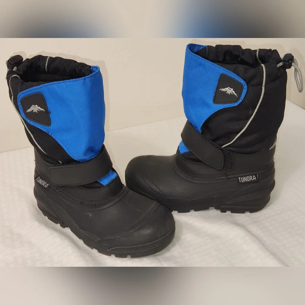 Tundra Kids Blue and Black Winter Boots Size 2.  # Z12